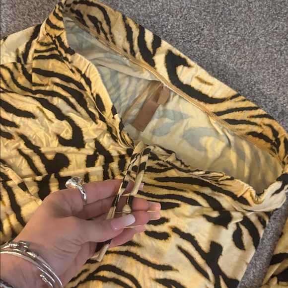 SKIMS PJ SET (SOLD OUT ONLINE) - Picture 8 of 10